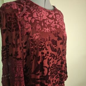 Fringe Benefits Elegant Burgundy Velvet Floral Top Size Large